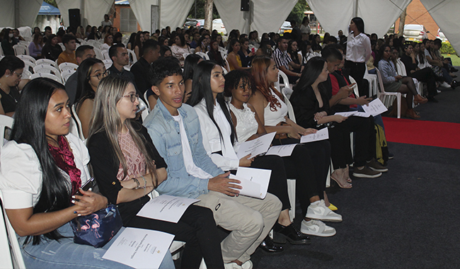 Estudiantes asistentes a la ceremonia de becas de UNIMINUTO