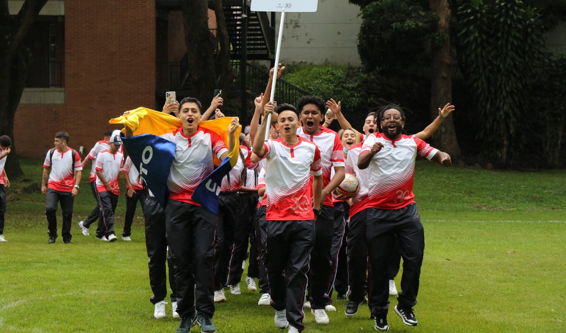 Estudiantes felices desfilando por delegaciones en los Juegos Nacionales