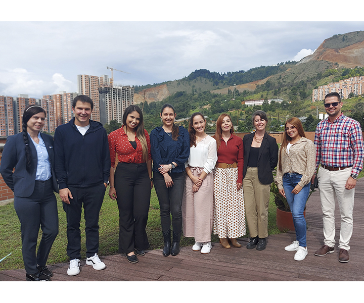 Funcionaros de Team Labs reunidos con colaboradores UNIMINUTO