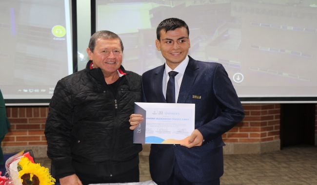 Decano de la Facultad de Ciencias Empresariales y estudiante de UNIANDES Ecuador