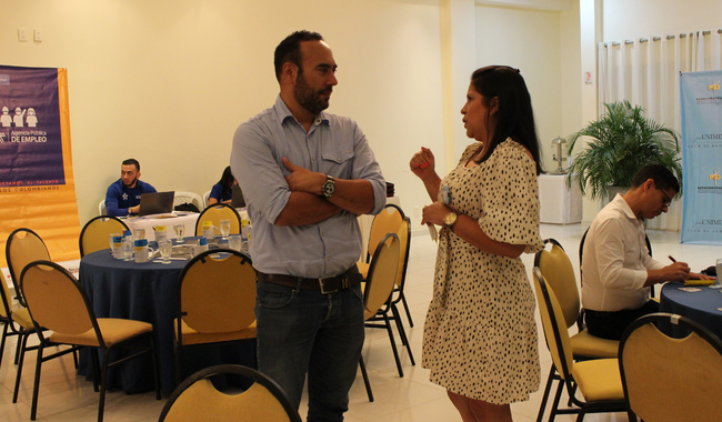 personas reunidas en una cena 