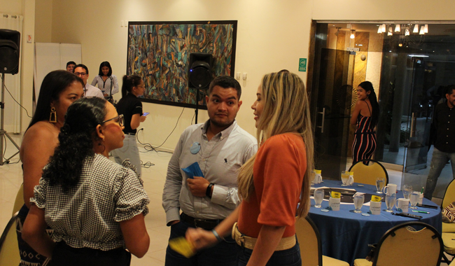 personas reunidas en una cena 