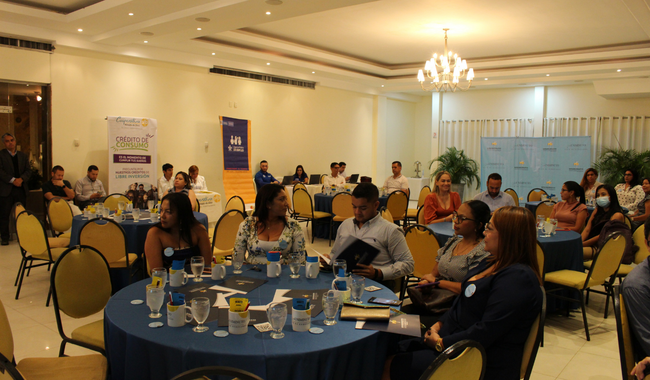 personas reunidas en una cena 