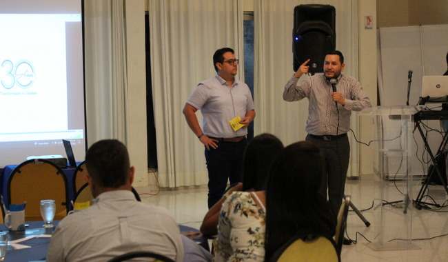 personas reunidas en una cena 