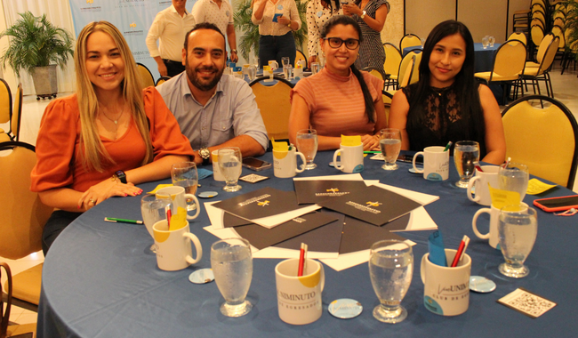 personas reunidas en una cena 