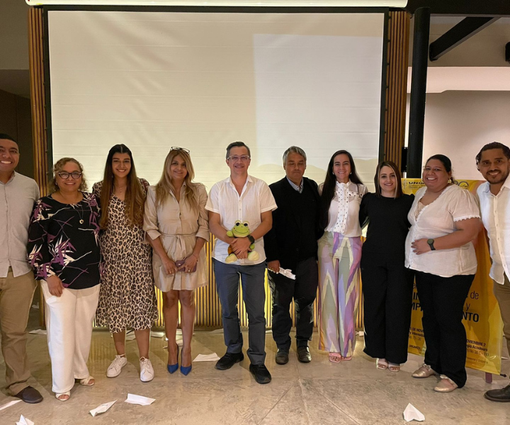 Semana de la innovación y el emprendimiento: la tecnología siempre gana Mujeres y hombres posando