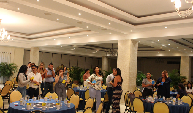 personas reunidas en una cena 