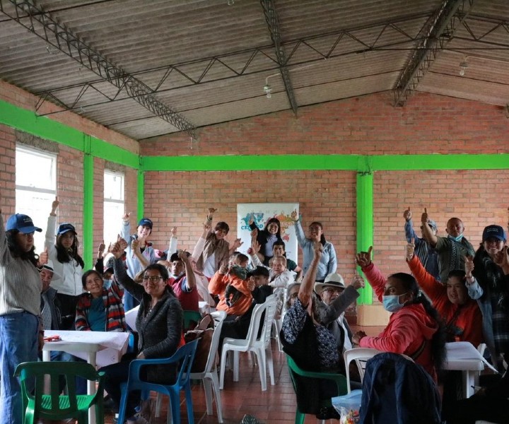 Manos de participantes en la cartografía social de la Vereda Veraguas en Pacho Cundinamarca.
