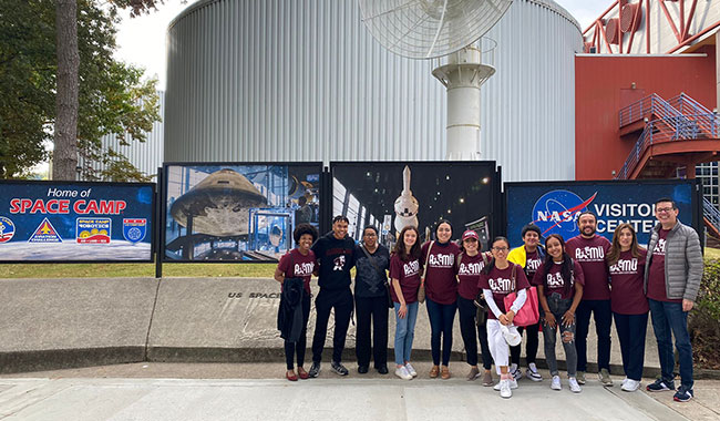 Estudiantes-de-UNIMINUTO-Bogotá-Presencial-en-conjunto-con--subdirector-de-Alojamiento-e-Incubación-PCIS-y-estudiantes-de-Alabama-A&M-University.jpg