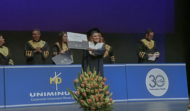 Estudiante recibiendo diploma de grado