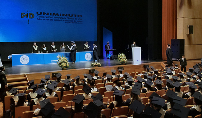 Vista general estudiantes en ceremonia de grado