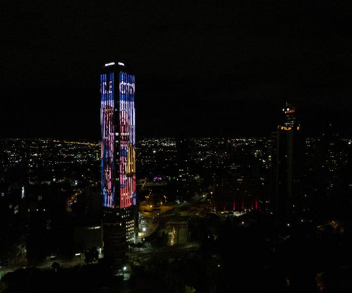 En los 30 años de UNIMINUTO la Torre Colpatria se iluminó para celebrarlos