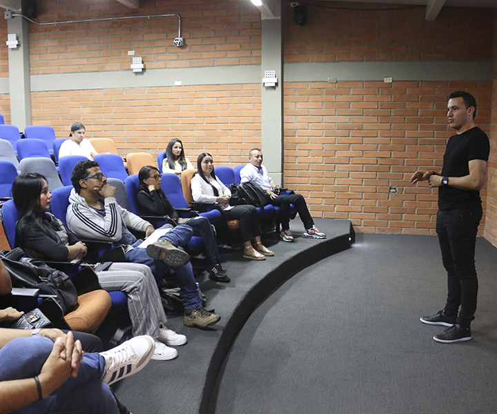 Personas reunidas en un auditorio