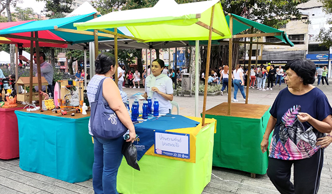Plaza del parque municipal de Itagüí en la Feria de Oportunidades para la Familia de UNIMINUTO