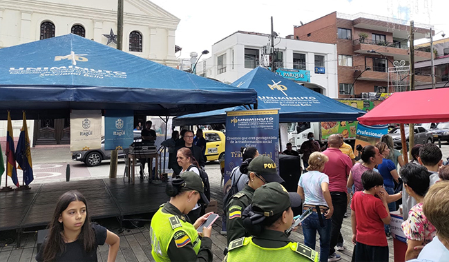 Plaza del parque municipal de Itagüí en la Feria de Oportunidades para la Familia de UNIMINUTO