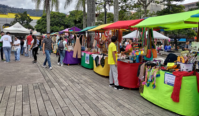 Plaza del parque municipal de Itagüí en la Feria de Oportunidades para la Familia de UNIMINUTO