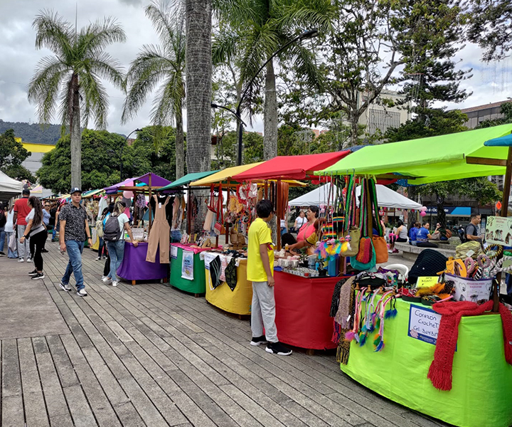 Plaza del parque municipal de Itagüí en la Feria de Oportunidades para la Familia de UNIMINUTO