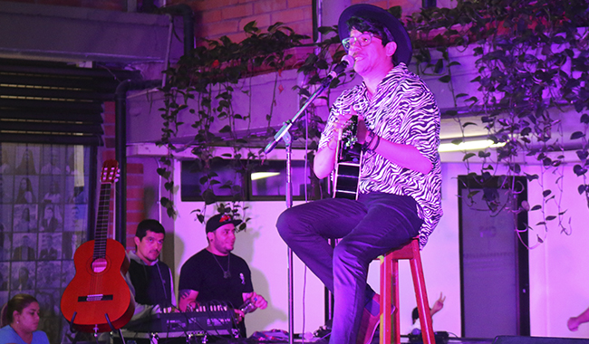 Chico tocando guitarra y cantando 