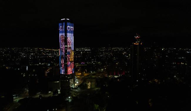 Fueron 40.000 luces LED que iluminaron la Torre Colpatria.
