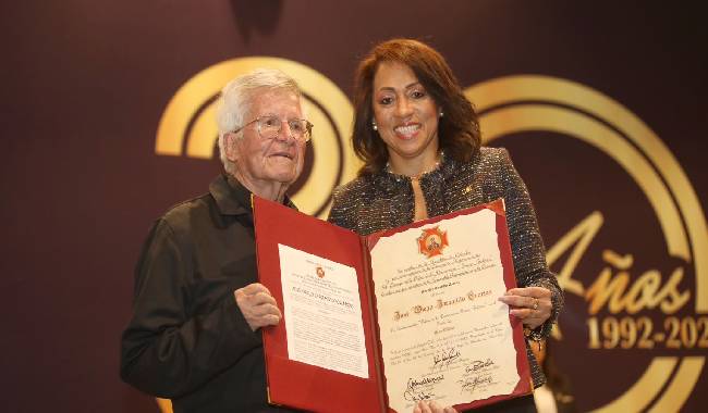 Padre Diego Jaramillo y la representante a la Cámara Marelen Castillo. 