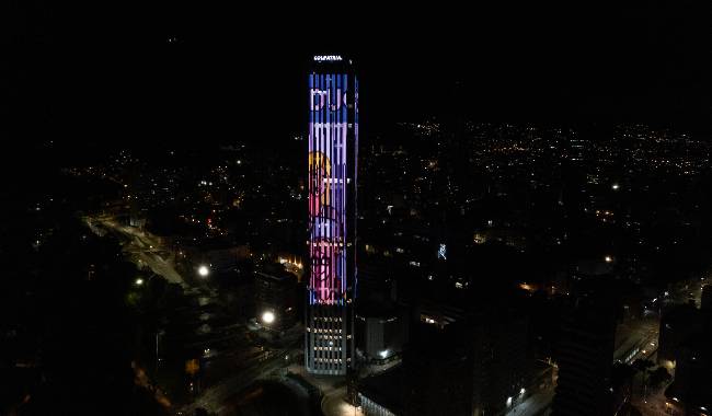 A través de Facebook los cibernautas disfrutaron del alumbrado de la Torre Colpatria en homenaje a UNIMINUTO. 