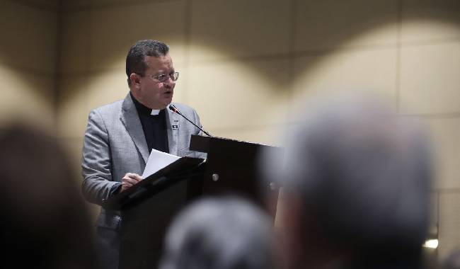 Padre Harold Castilla Devoz durante su discurso en la ceremonia de los 30 años de UNIMINUTO. 