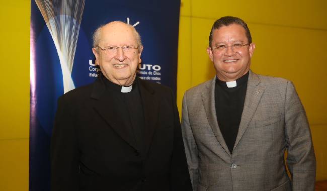 Padre Mario Hormaza cjm y el rector Harold Castilla. 