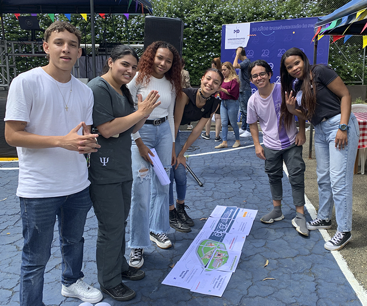 Comunidad académica se integró en las Jornadas Universitarias 2022 Jóvenes de pie armando un rompecabezas