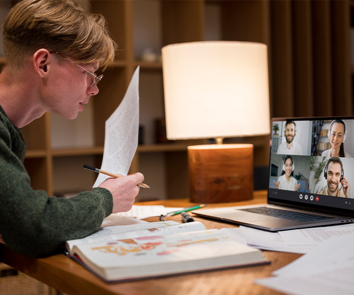 Conectando nuevas formas de aprendizaje Estudiande en reunión virtual