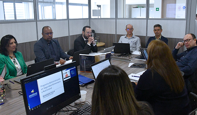 Pares reunidos con docentes y directivos de UBVD