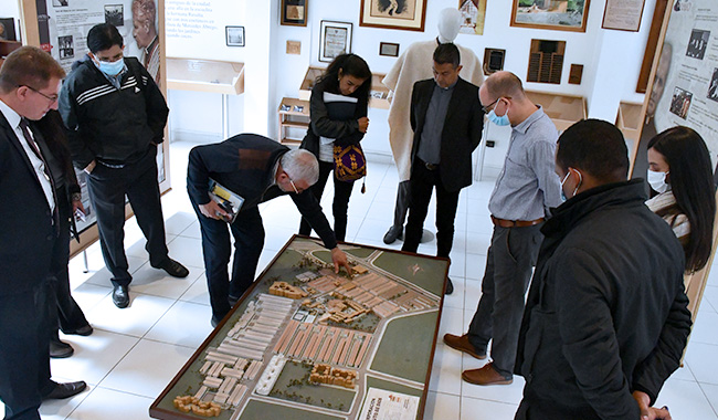 Pares académicos, directivos y docentes de RBVD visitando el museo P. Rafael García Herrreros