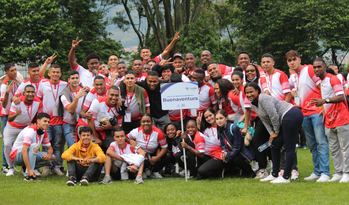 Delegación de Buenaventura con estudiantes de otras sedes