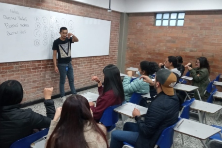 Taller de lengua de señas en el aula de clase