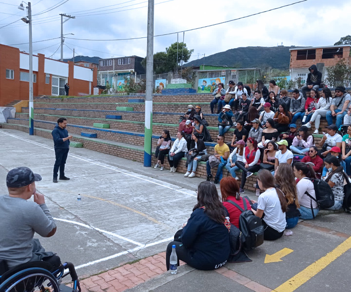 Estudiantes en gradas de parqeues del Mochuelo y Corinto en Ciudad Bolívar