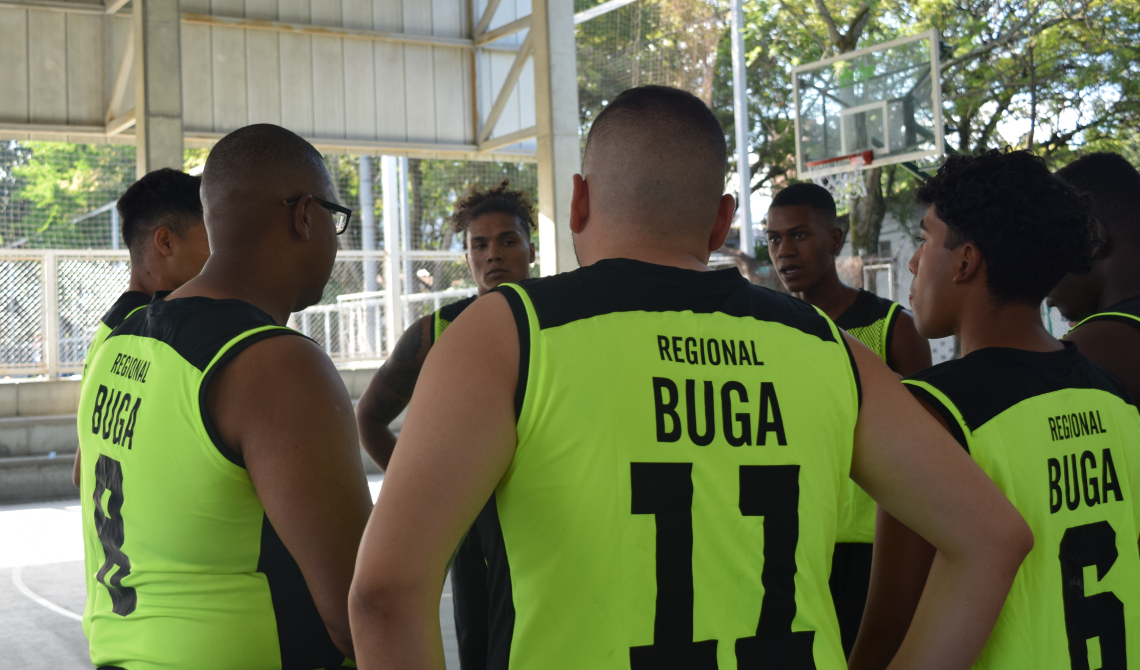 Jugadores de baloncesto de Buga en reunión de equipo