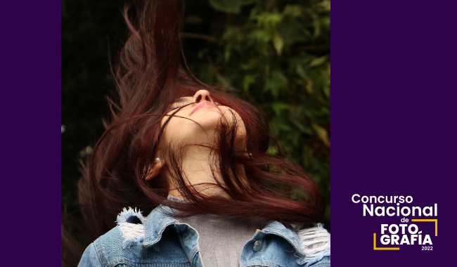 Mujer joven lanzando para atrás su cabello