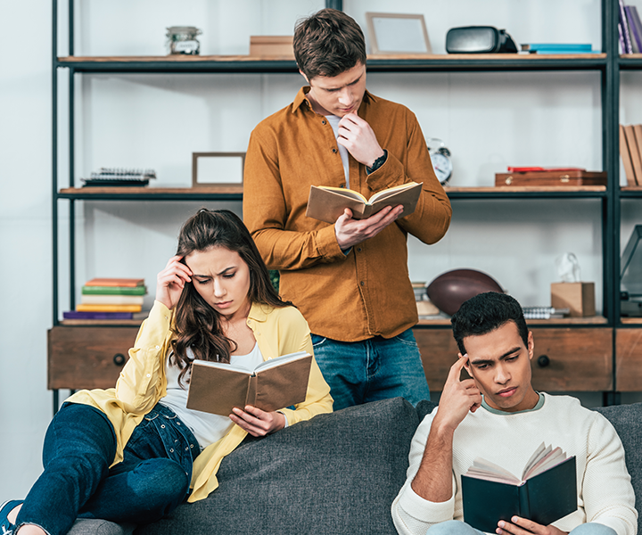 Estudiantes leyendo libros