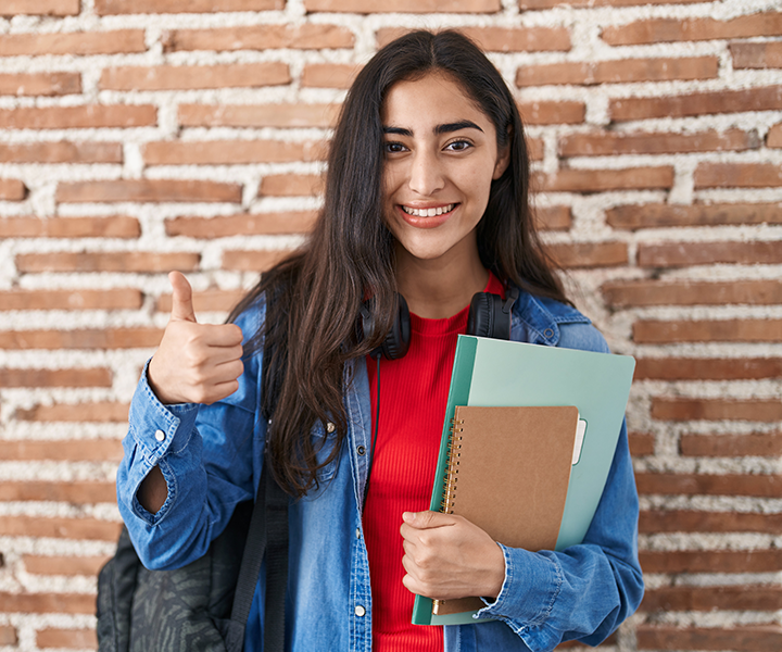 Estudiante universitaria con libros en la mano