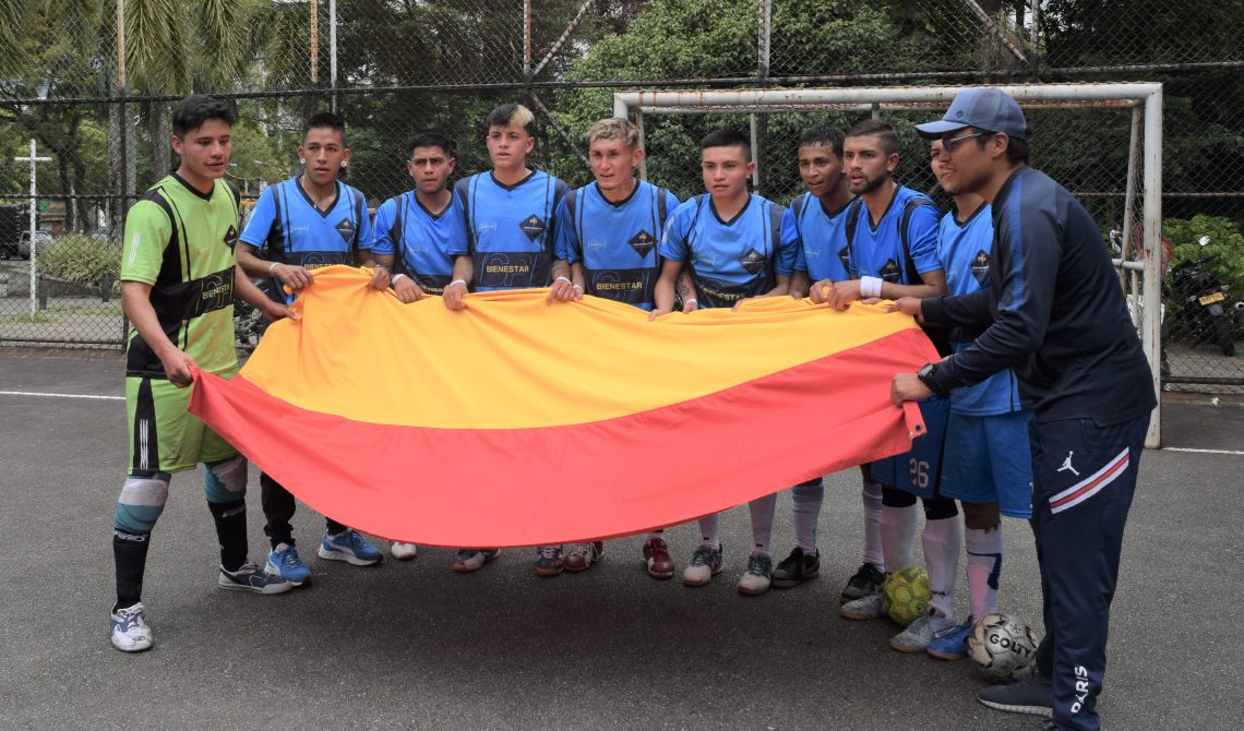 Campeones de fútbol sala con la bandera de Bogotá