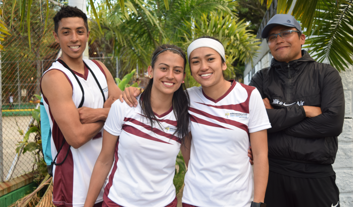 Deportistas compartiendo después de competencia