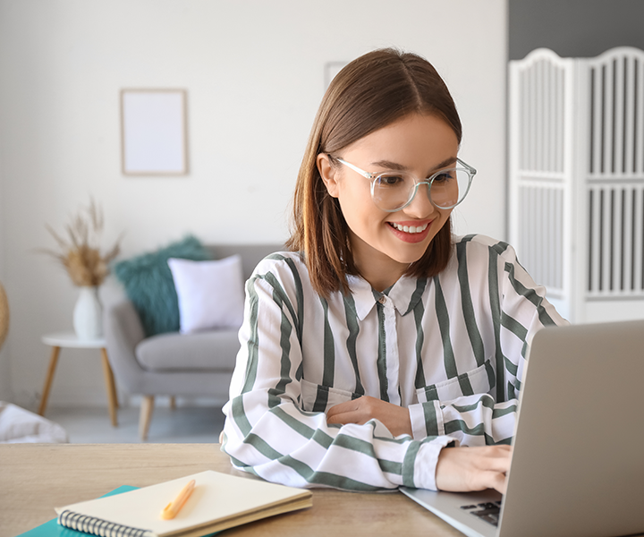 Estudiante en computador Estudiante en computador
