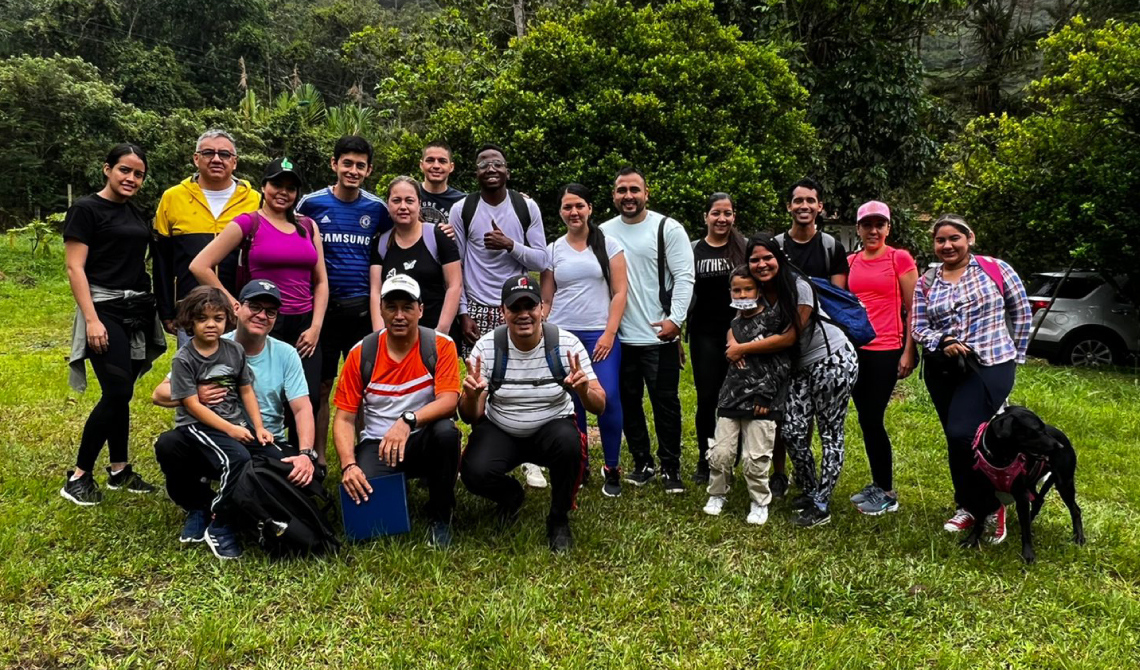 Grupo de personas alegres en salida de campo.