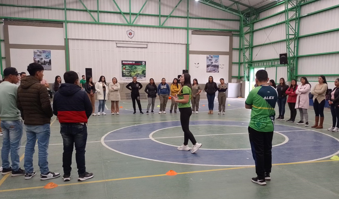 Grupo de personas realizando una actividad en un coliseo.