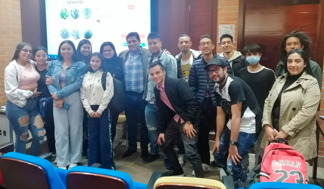 Grupo de estudiantes en conferencia con el Dr. Ricardo Rodríguez
