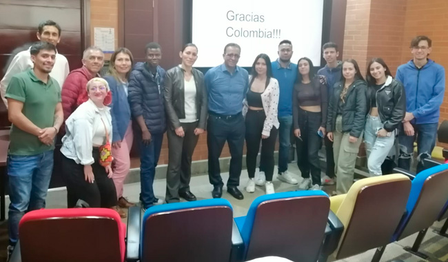 Grupo de estudiantes en conferencia con el Dr. Jorge Romero
