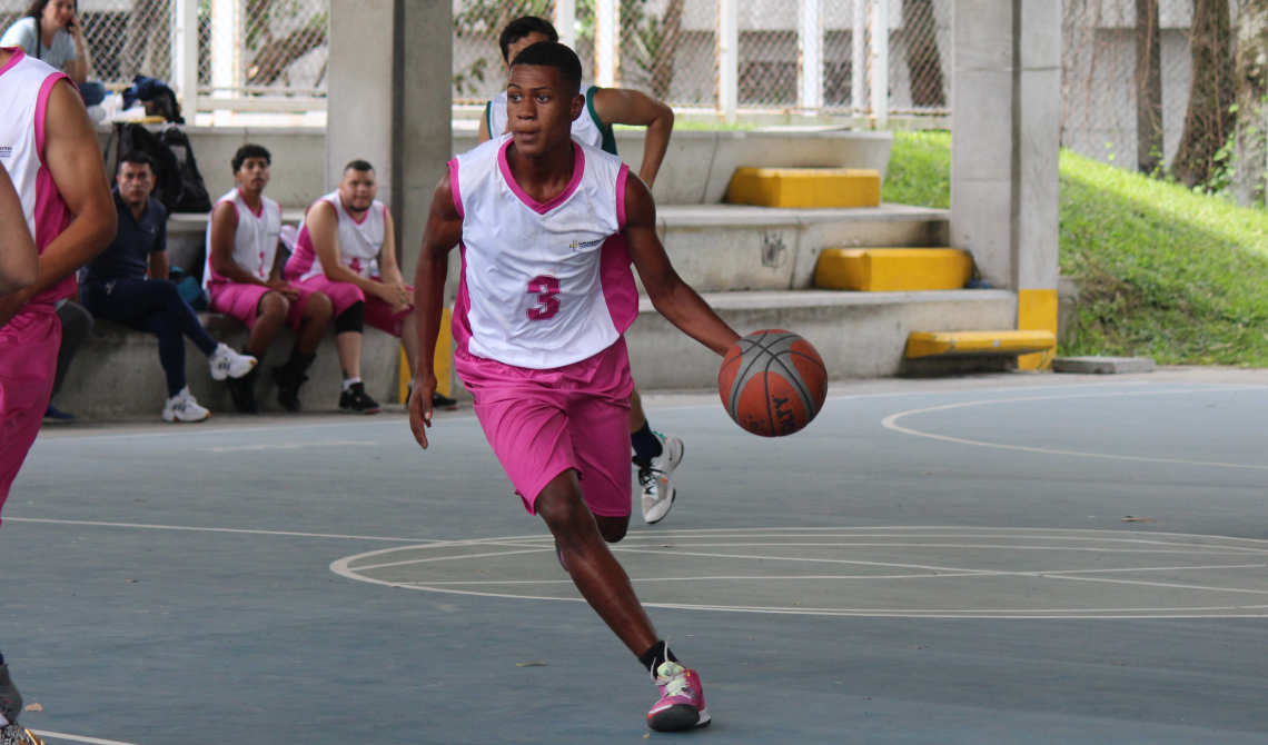 Jugador de baloncesto de la Rectoría Sur Occidente.