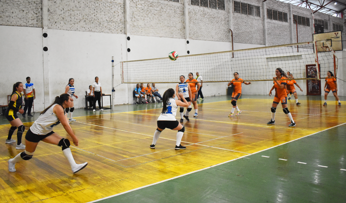 Competencia voleibol femenino.