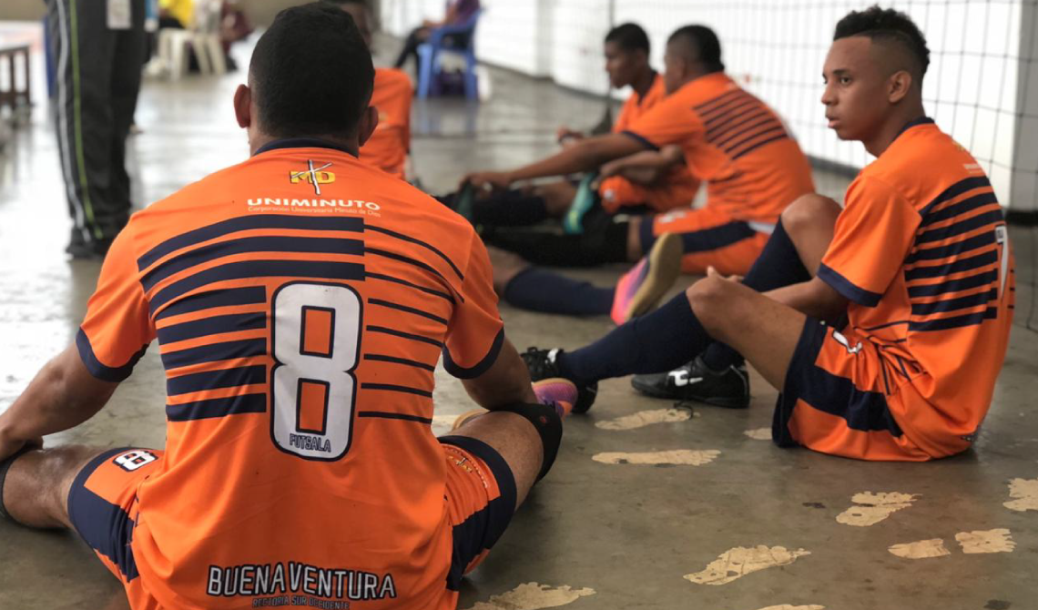 Deportistas del equipo de Buenaventura descansando. 