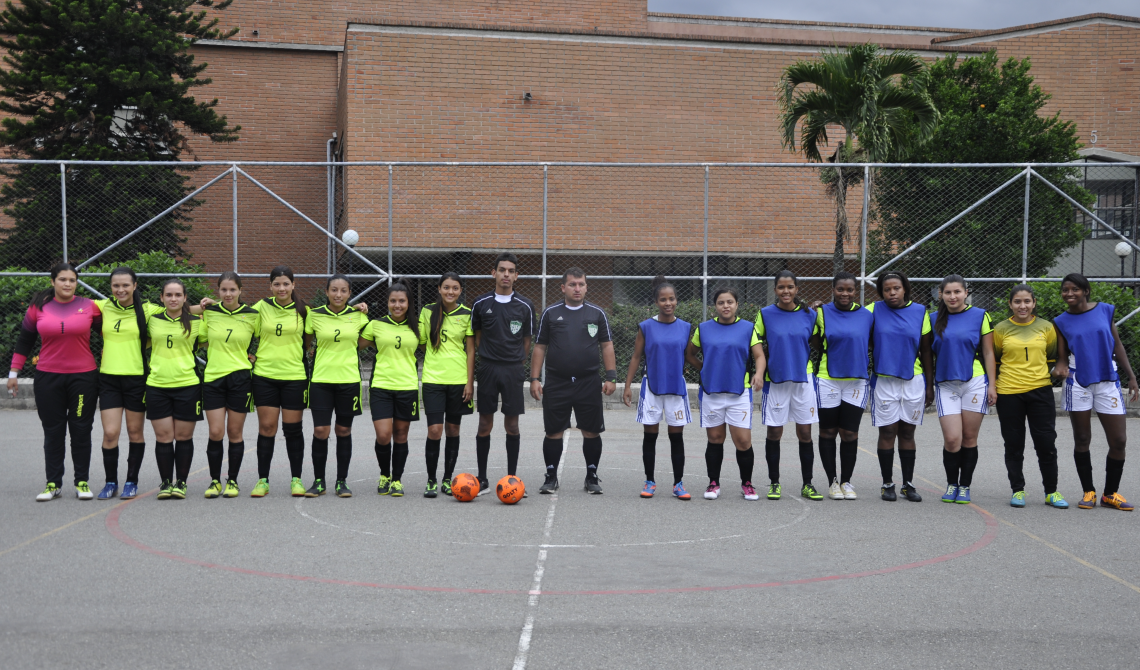 Equipos de fútbol sala femenino antes de la competencia.