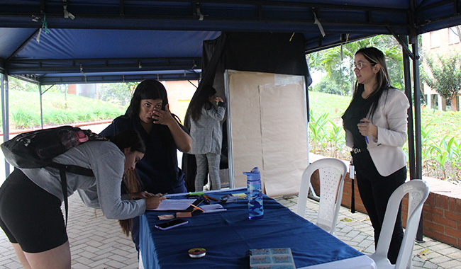 Stand del día del cuidado en la U de UNIMINUTO